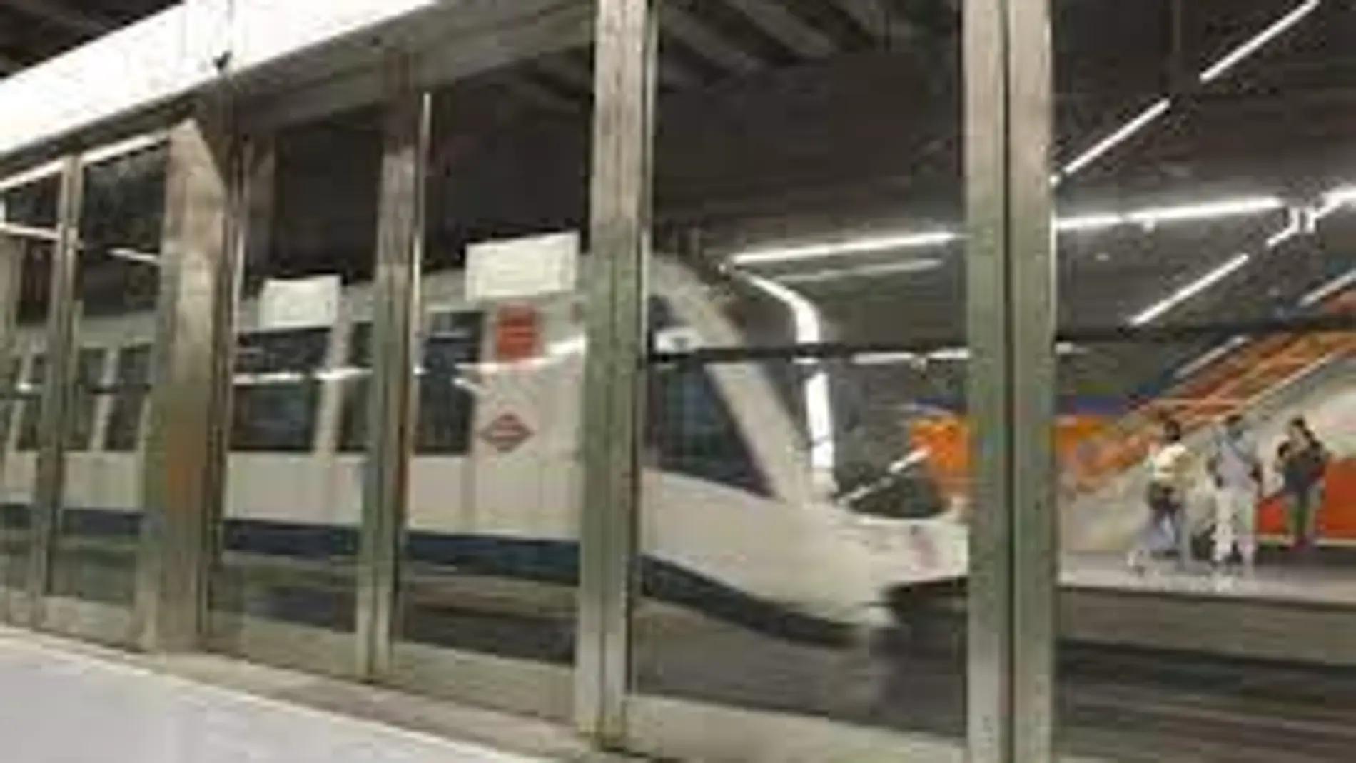 tienen sensores de seguridad las puertas de metro de madrid - Cómo se abre la puerta del metro de Madrid