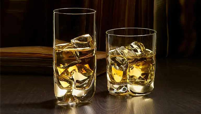 logo hombre bombin whiskey - Cuál es la diferencia entre el whisky y el whiskey