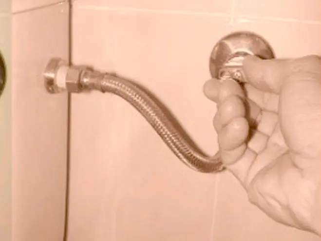 cerrar llave de paso cisterna - Cuando el inodoro pierde agua por debajo
