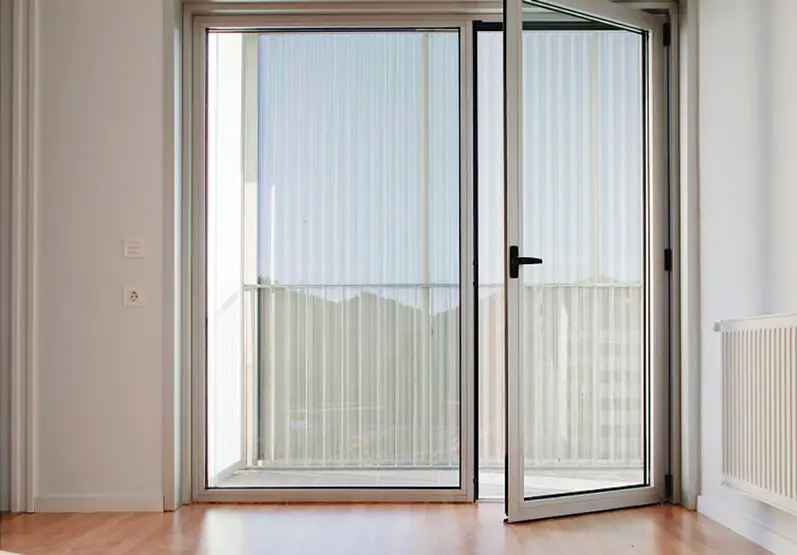 puertas exteriores aluminio cerrajeria - Qué es más barato puerta de aluminio o PVC